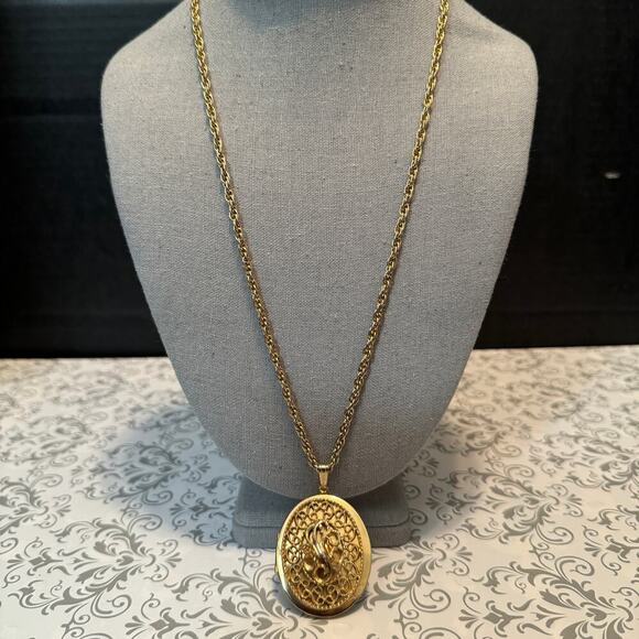 Locket by Sarah Coventry Vintage Goldtone Chain on Pendant With Hang Tag - Picture 2 of 8